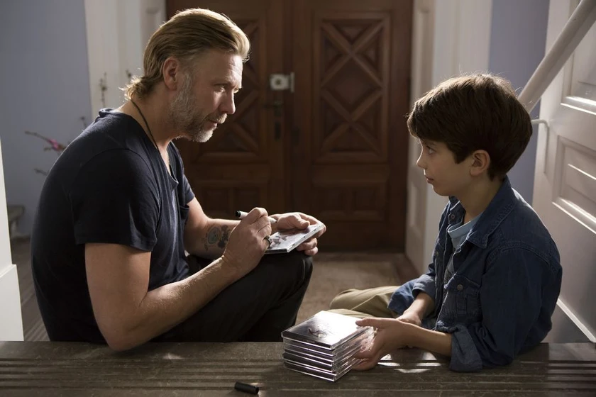 Mikael Persbrandt y Sofus Rønnov en alguien-a-quien-amar