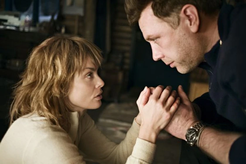 Izabella Scorupco y Mikael Persbrandt en aurora-boreal