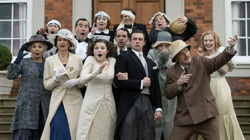 Thomasin McKenzie, Emma Laird y Ben Radcliffe en fackham-hall