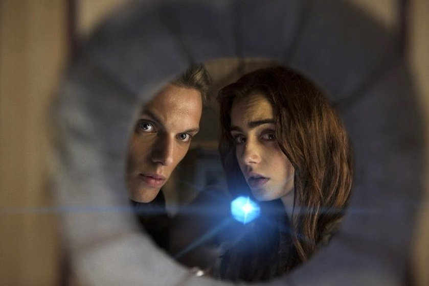 Jamie Campbell Bower y Lily Collins en Cazadores de sombras: Ciudad de hueso