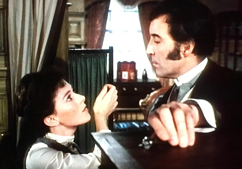 Christopher Lee [I] y Susan Jameson en el-monstruo-1971