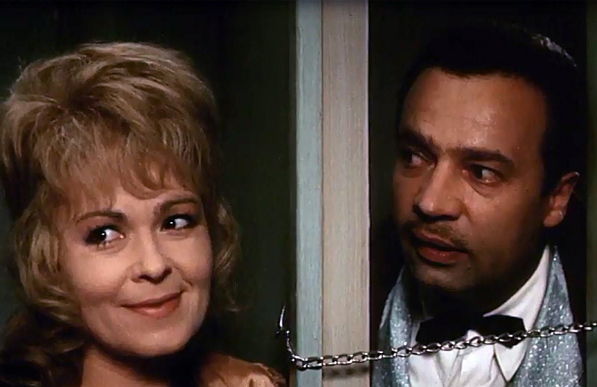 Vladimír Mensík y Jiřina Bohdalová en Killing the Devil