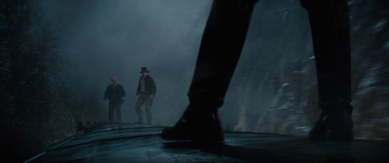 Harrison Ford [I] y Toby Jones en Indiana Jones y el Dial del destino