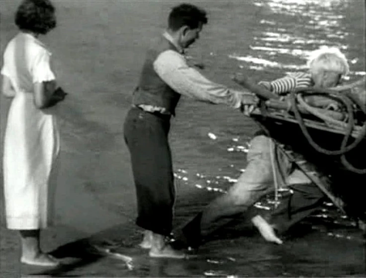 Imagen de al-borde-del-mar-azul-1936