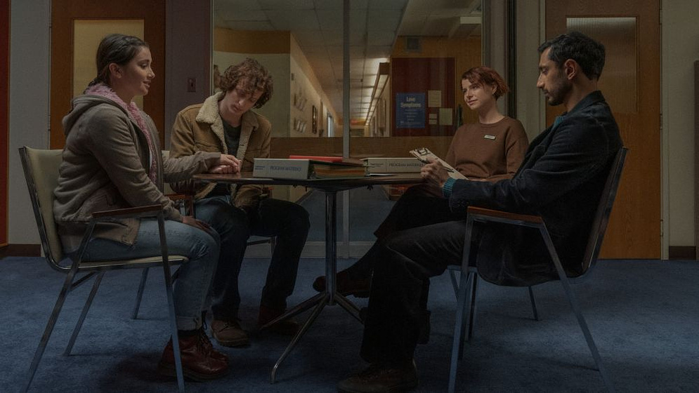 Riz Ahmed y Jessie Buckley en Esto va doler