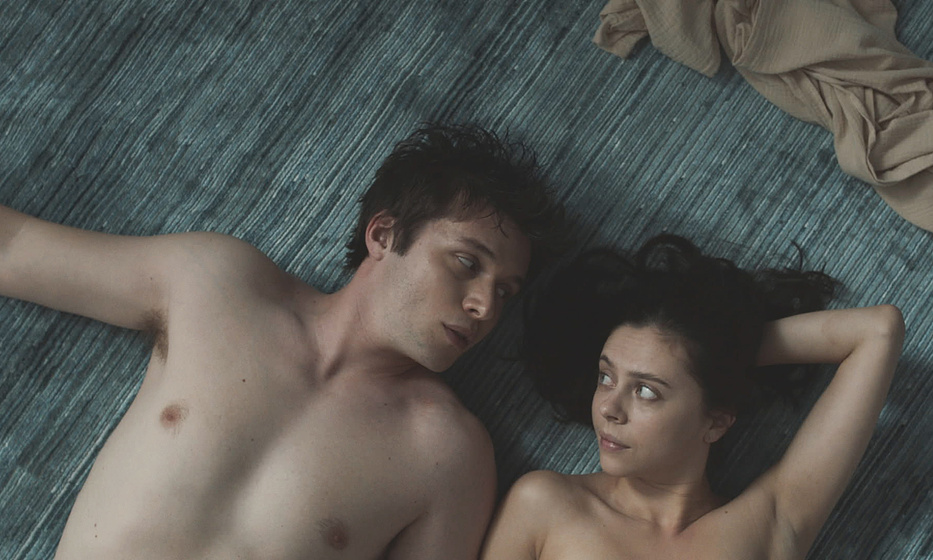 Nick Robinson y Bel Powley en Turn Me On