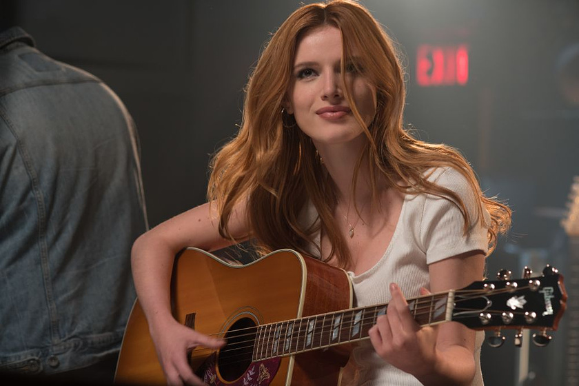Bella Thorne en Amor a Medianoche