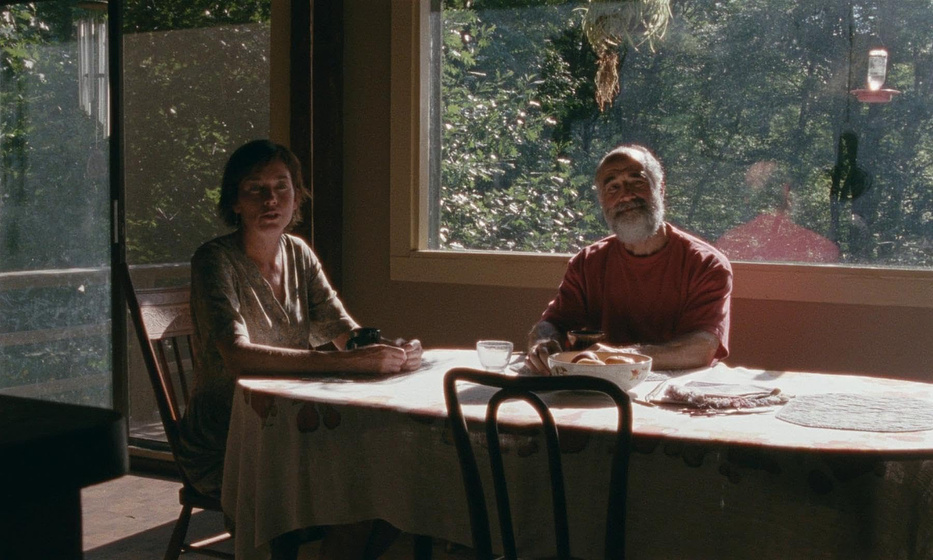 Elias Koteas y Julianne Nicholson en El Planeta de Janet