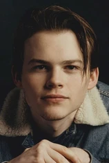 Foto de Josh Wiggins
