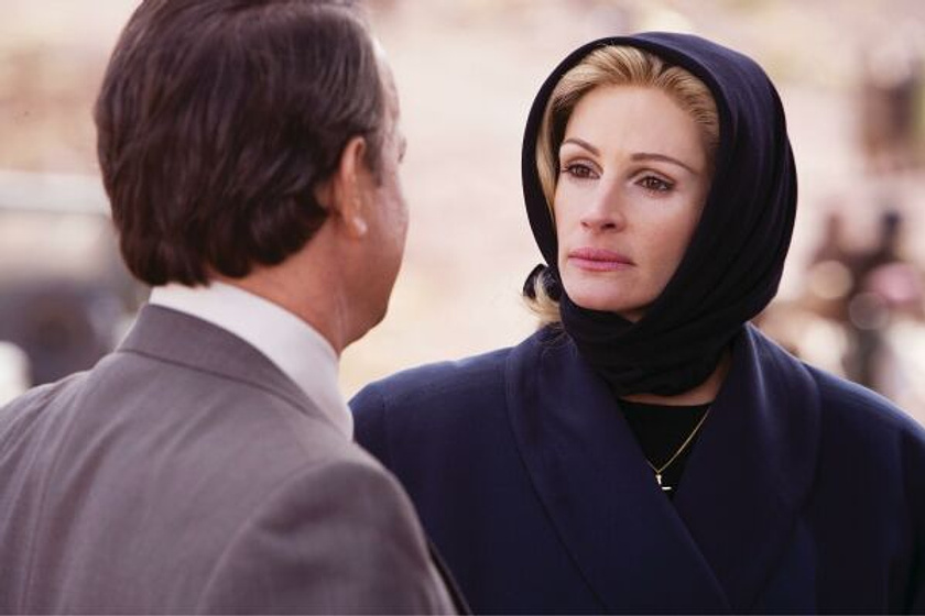 Tom Hanks y Julia Roberts en La Guerra de Charlie Wilson