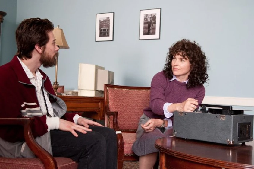 Julia Ormond y Lou Taylor Pucci en la-musica-nunca-dejo-de-sonar