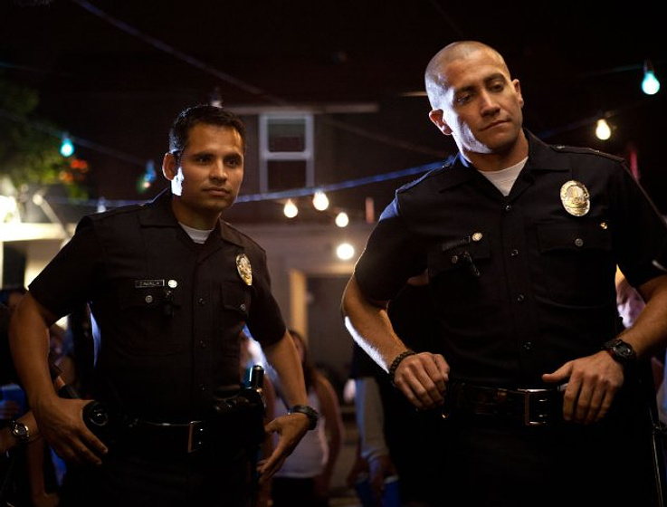 Jake Gyllenhaal y Michael Peña en Sin tregua