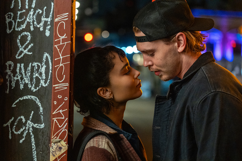 Zöe Kravitz y Austin Robert Butler en Bala Perdida