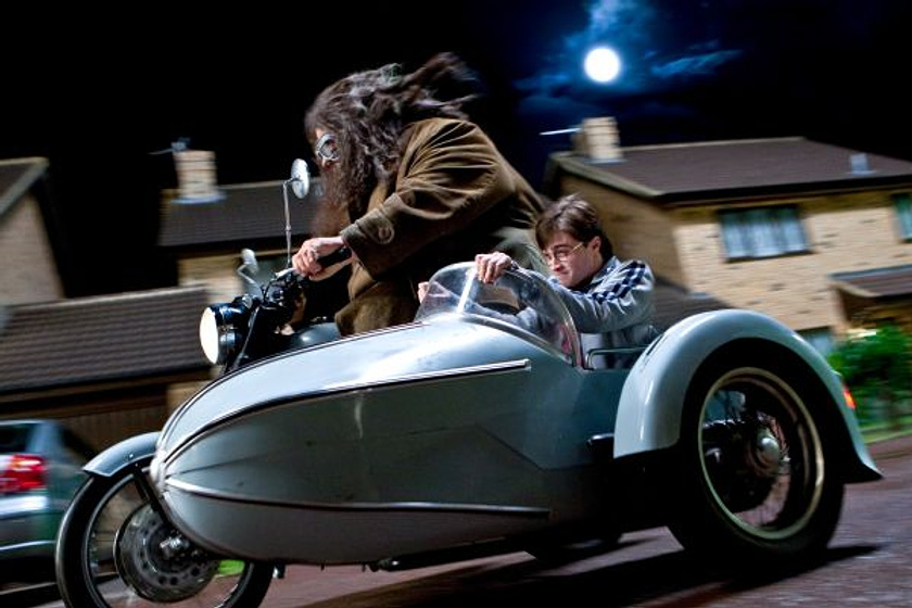 Robbie Coltrane y Daniel Radcliffe en Harry Potter y las reliquias de la muerte, Primera parte