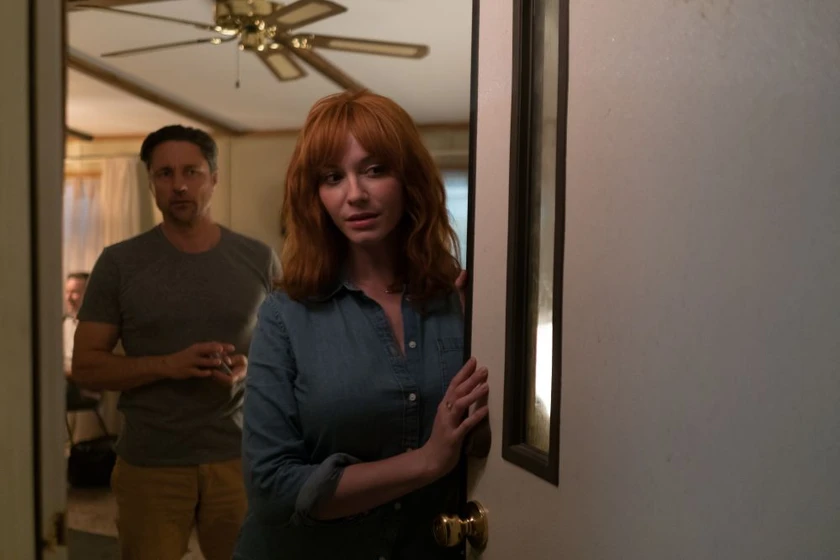 Martin Henderson y Christina Hendricks en los-extranos-caceria-nocturna