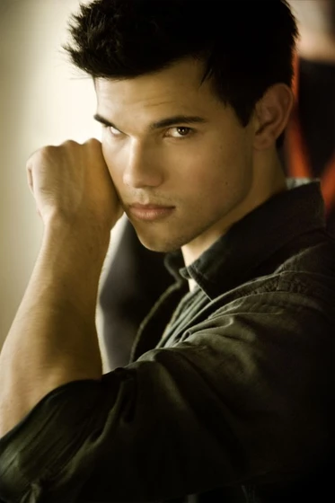 Taylor Lautner en la-saga-crepusculo-amanecer-parte-1