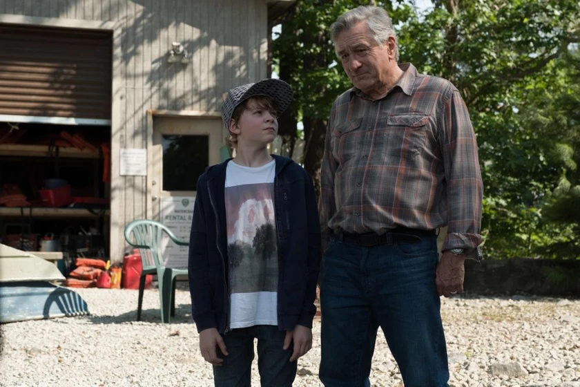 Robert De Niro y Oakes Fegley en en-guerra-con-mi-abuelo