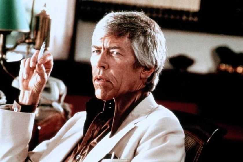 James Coburn en El Asalto de los Hombres Pájaro