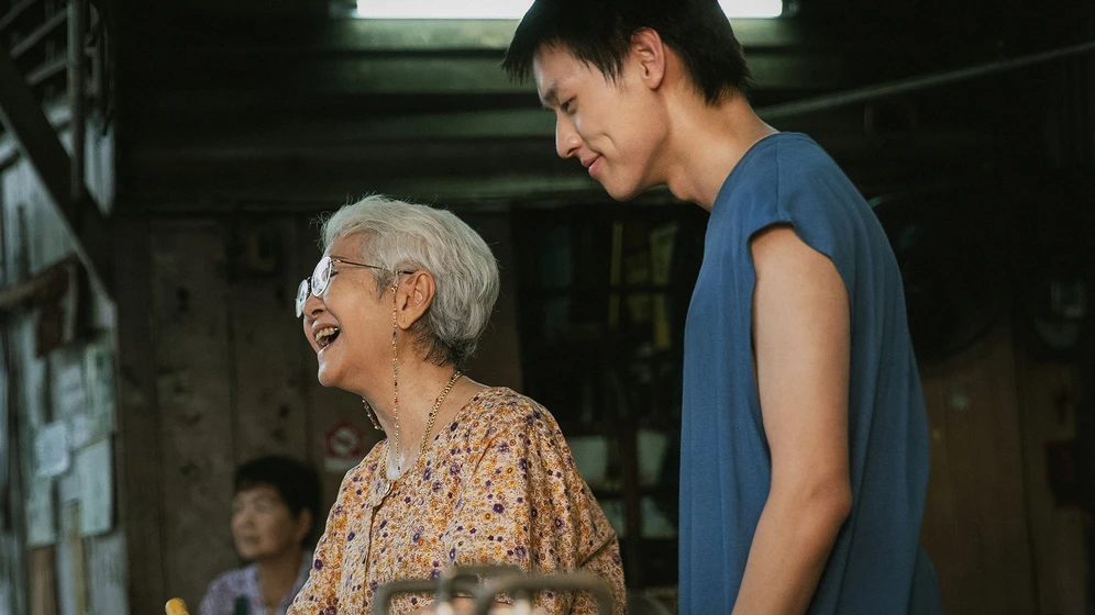 Putthipong Assaratanakul y Usha Seamkhum en como-hacerse-millonario-antes-de-que-muera-la-abuela
