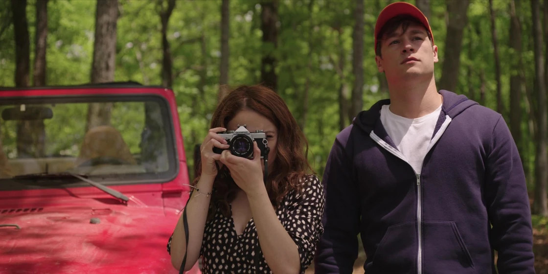 Joey King y Kyle Allen en entre-dos-mundos