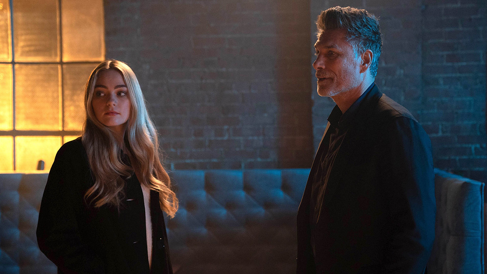 James Hyde y Katie Kelly en Prisionera del Amor