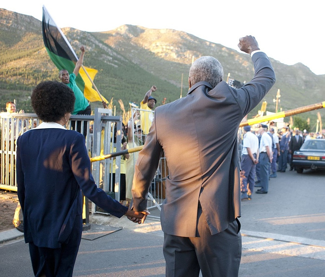 Naomie Harris y Idris Elba en Mandela. Del Mito al Hombre
