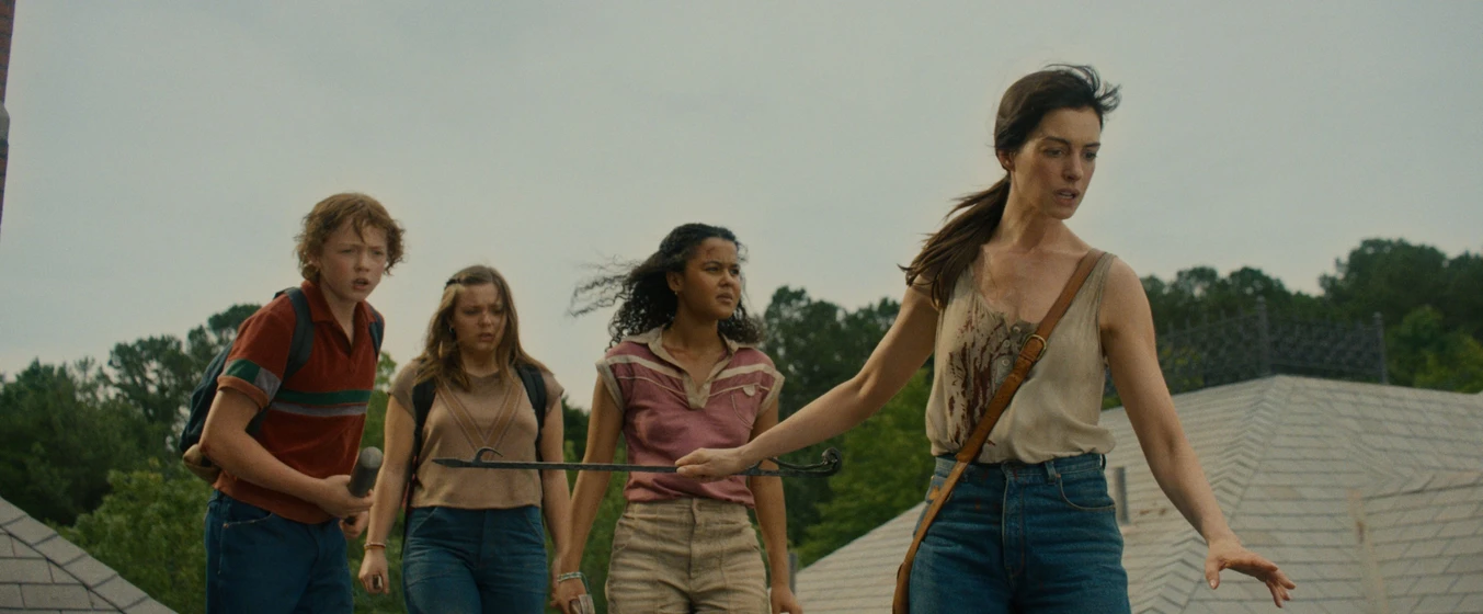 Anne Hathaway, Christian Convery, Maisy Stella y Jordan Alexa Davis en el-final-de-la-calle-oak