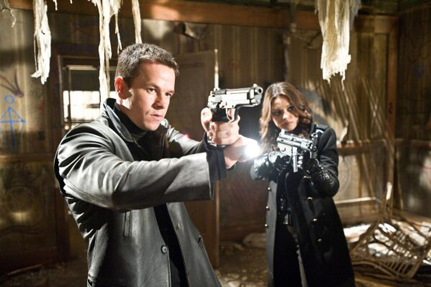 Mark Wahlberg y Mila Kunis en Max Payne
