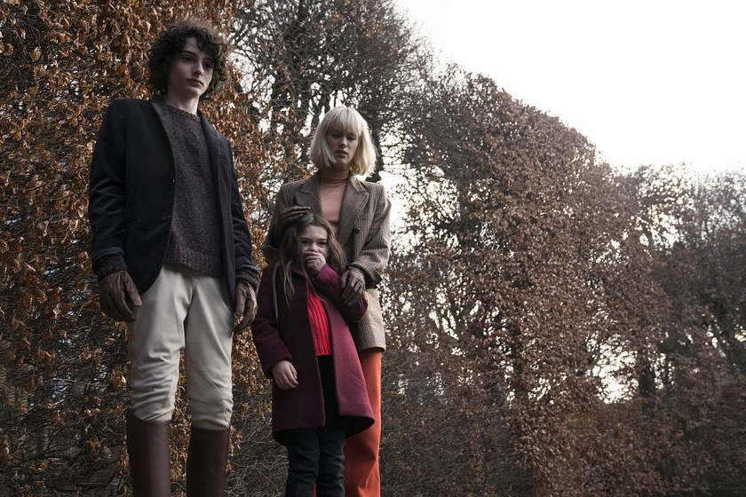 Mackenzie Davis, Finn Wolfhard y Brooklynn Prince en Otra vuelta de Tuerca