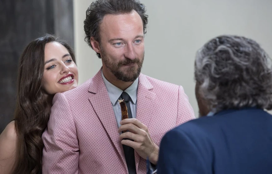 Diego Abatantuono, Matilde Gioli y Francesco Facchinetti en ninos-de-papa