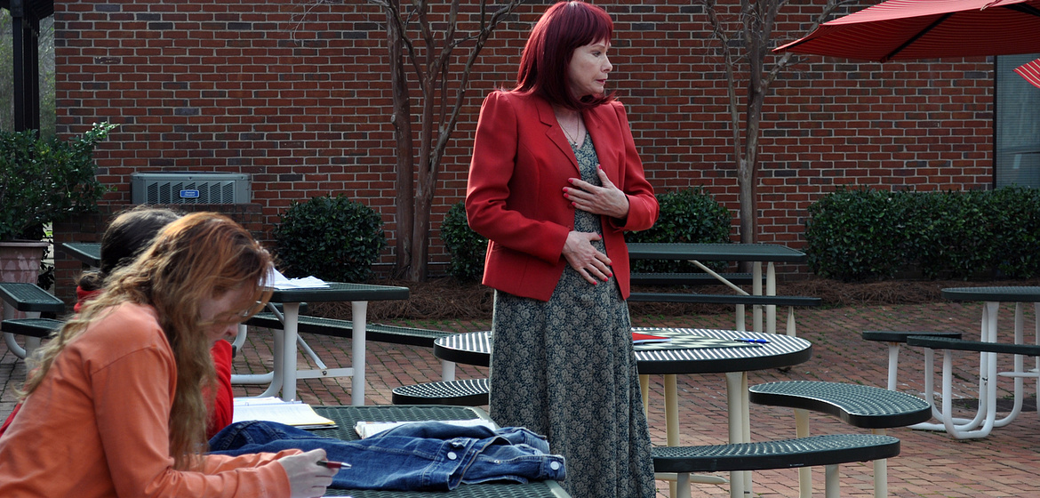 Lynn Lowry en the-house-of-covered-mirrors