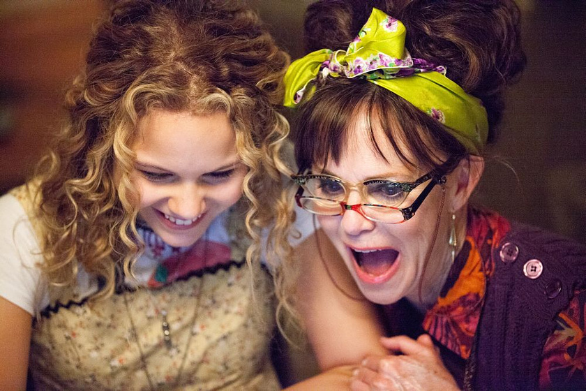 Sally Field y Isabella Acres en Hello, my name is Doris