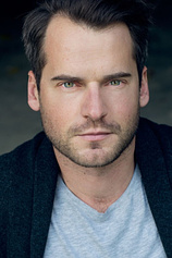 picture of actor David de Lautour