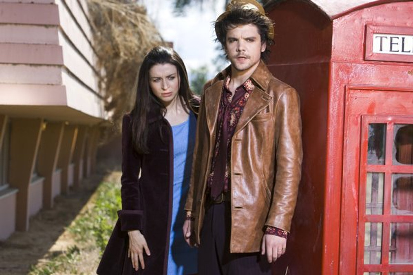 Andrew Lee Potts y Caterina Scorsone en alice