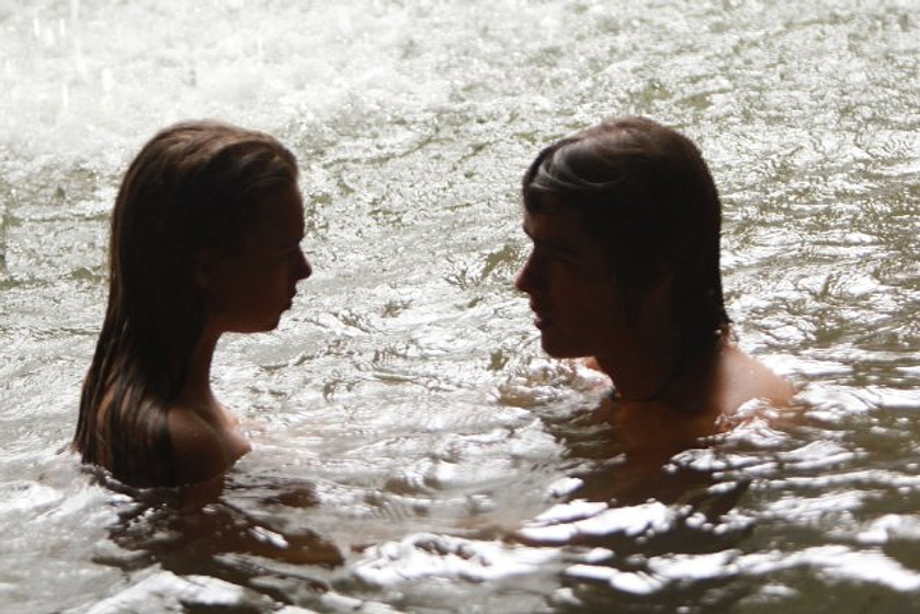 Indiana Evans y Brenton Thwaites en El Lago Azul. El Despertar