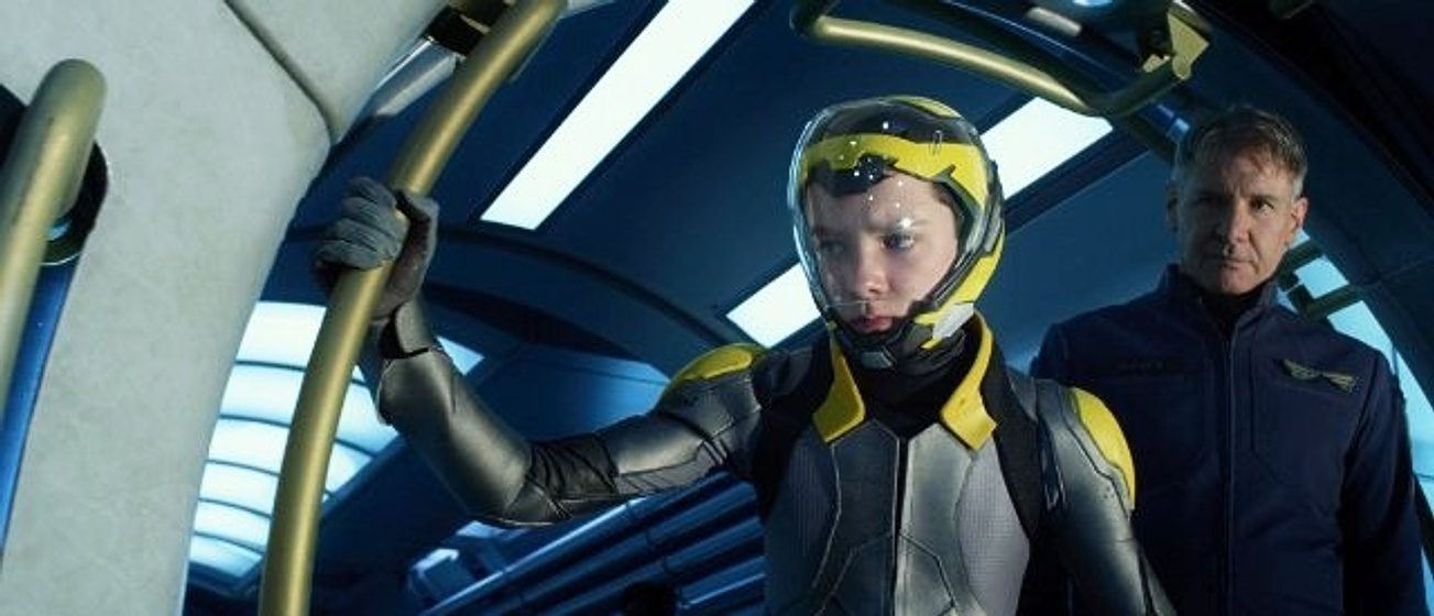 Harrison Ford [I] y Asa Butterfield en El Juego de Ender
