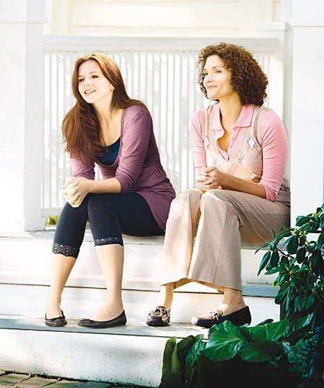 Mary Elizabeth Mastrantonio y Amber Tamblyn en La Hija de los Russell