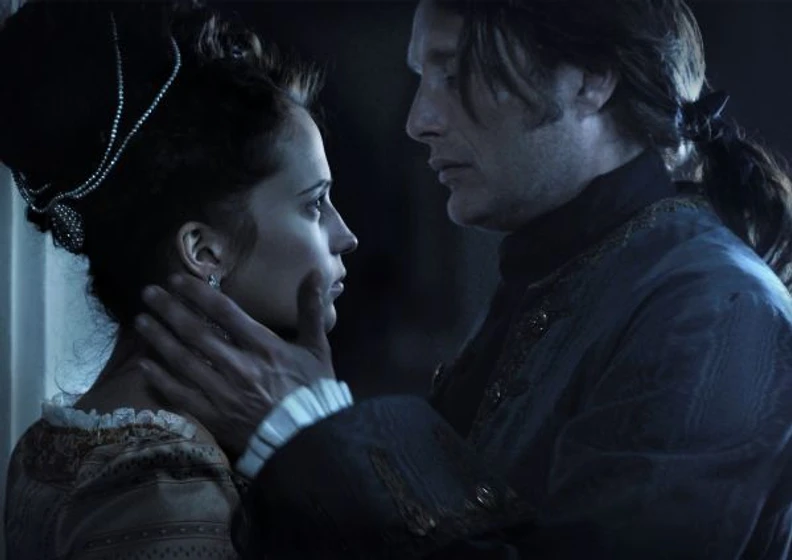 Mads Mikkelsen y Alicia Vikander en un-asunto-real