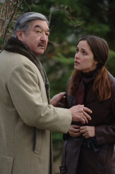 Graham Greene [II] y Rose Byrne en just-buried