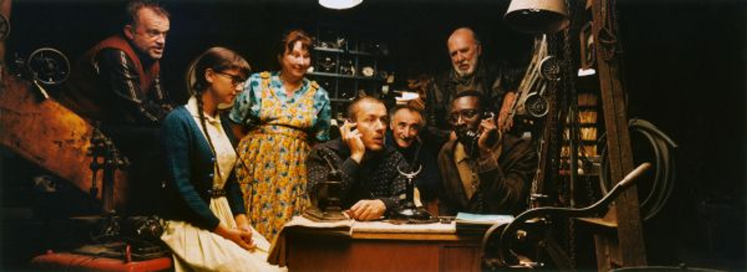 Dominique Pinon, Dany Boon, Yolande Moreau, Omar Sy, Michel Crémadès y Rachel Berger en Micmacs