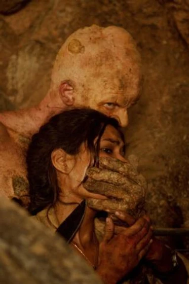 Daniella Alonso y Derek Mears en el-retorno-de-los-malditos