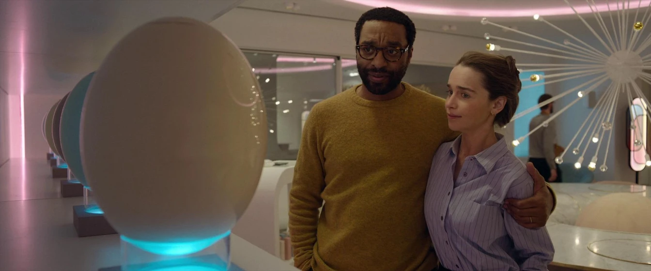 Chiwetel Ejiofor y Emilia Clarke en generacion-capsula