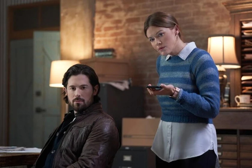 Holland Roden y Chris McNally en tipline-mysteries-dial-1-for-murder