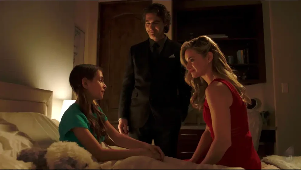 Annie Heise, Tristan Thomas y Gianna Gallegos en la-au-pair