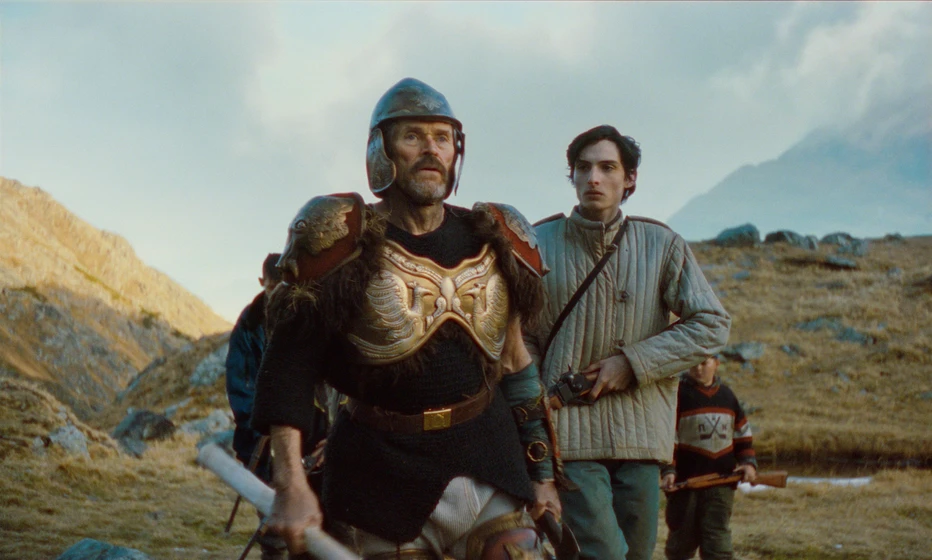 Willem Dafoe y Finn Wolfhard en la-leyenda-de-ochi