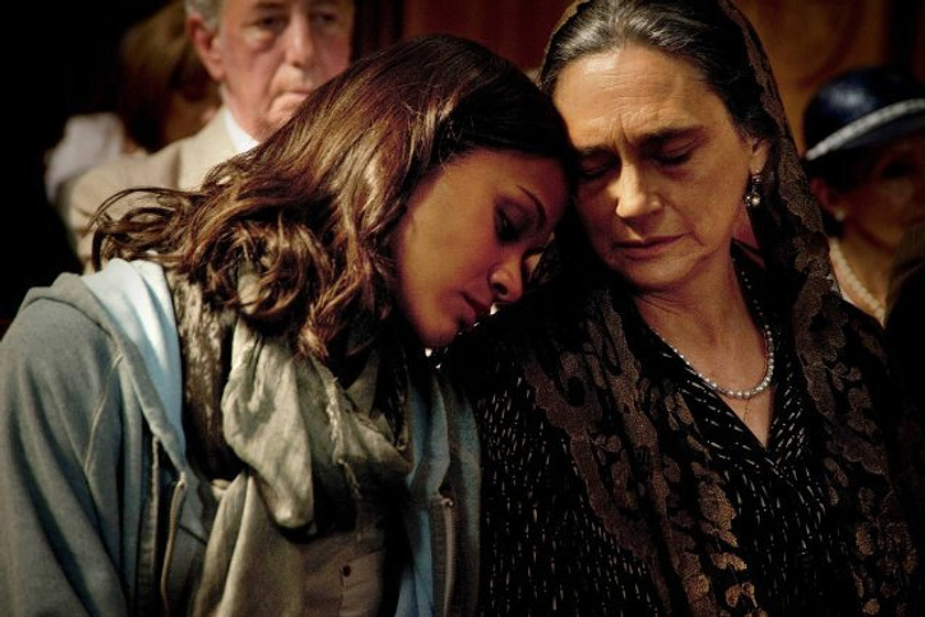 Zoe Saldana y Ofelia Medina en Colombiana