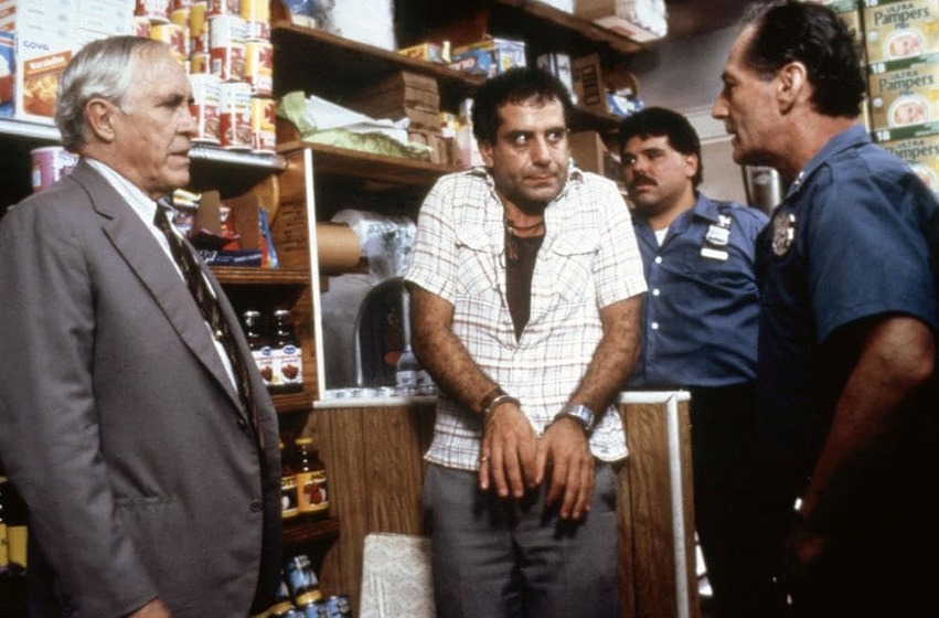 Tony Shalhoub y Jason Robards en con-la-poli-en-los-talones-1990