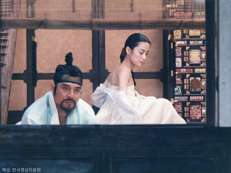 Mi-hee Chang y Shin Il-ryong en Hwang Jin Yi