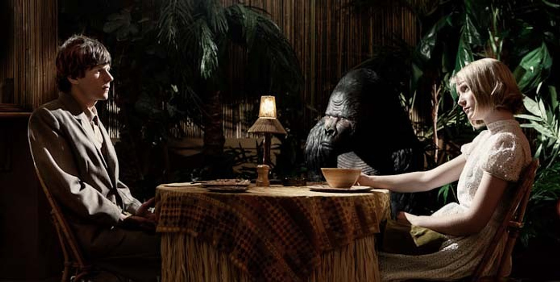 Jesse Eisenberg y Mia Wasikowska en El Doble