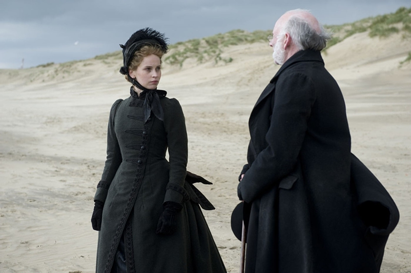 John Kavanagh y Felicity Jones en The Invisible Woman